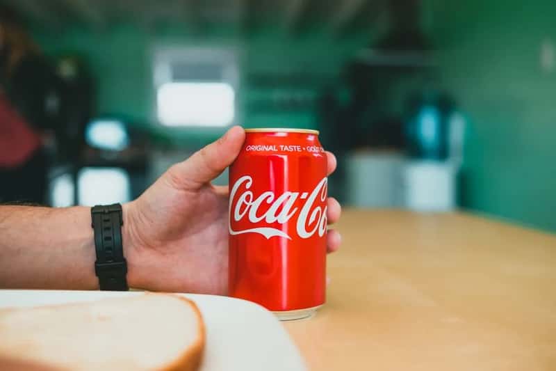 3. Meals served alongside carbonated soft drinks (Image Credits: Pexels)