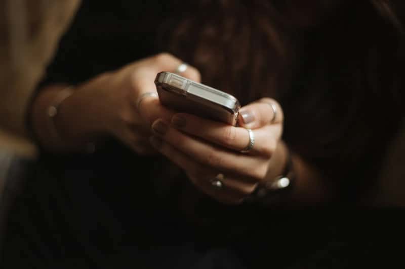 6. Staying glued to phones instead of each other (Image Credits: Unsplash)