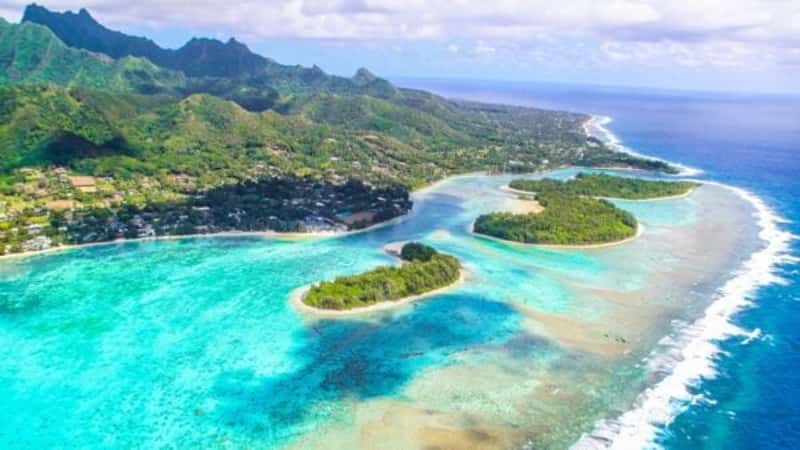 Rarotonga stunning breathtaking views from a plane of beautiful beaches, white sand, clear turquoise water, blue lagoons, green mountains, Cook islands, Pacific islands