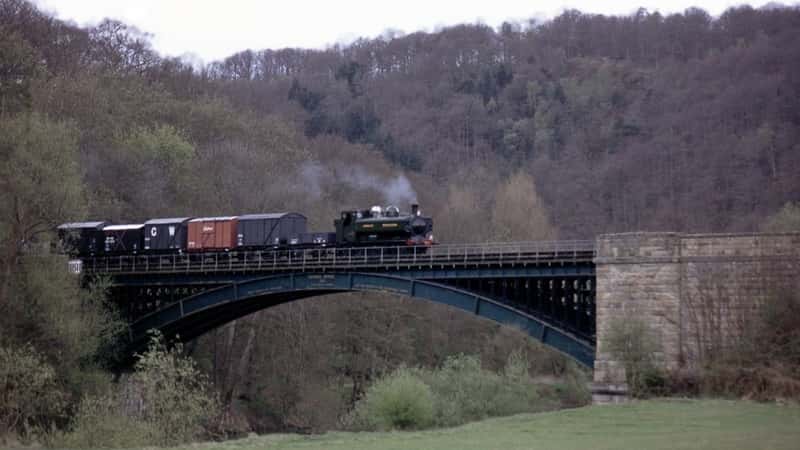 57xx_Pannier_tank_5764_crossing_the_Victoria_Bridge_on_the_SVR
