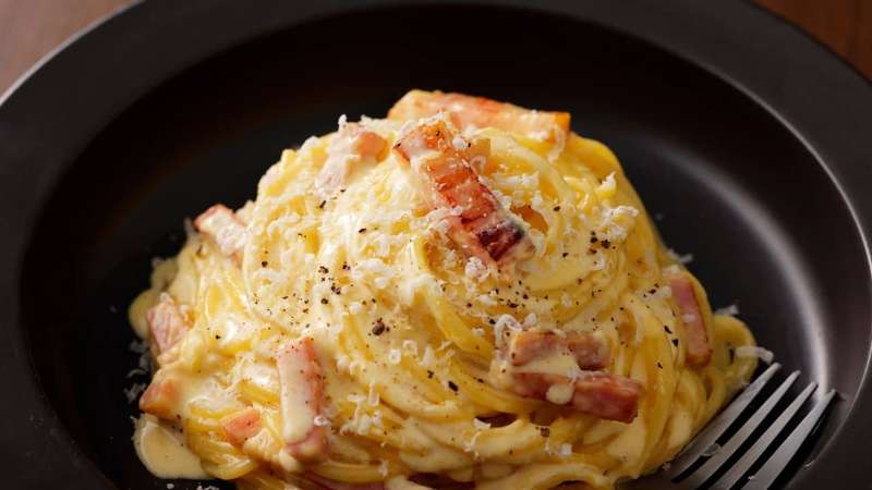 Spaghetti Carbonara served on a black plate