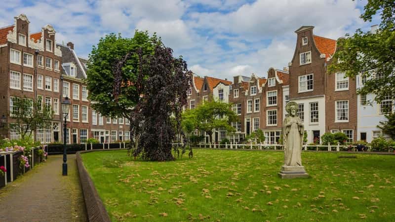 A picture of the Begijnhof courtyard, a hidden gem of Amsterdam.
