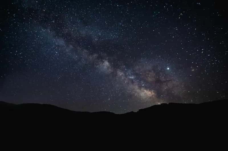 night full of stars in the mountains