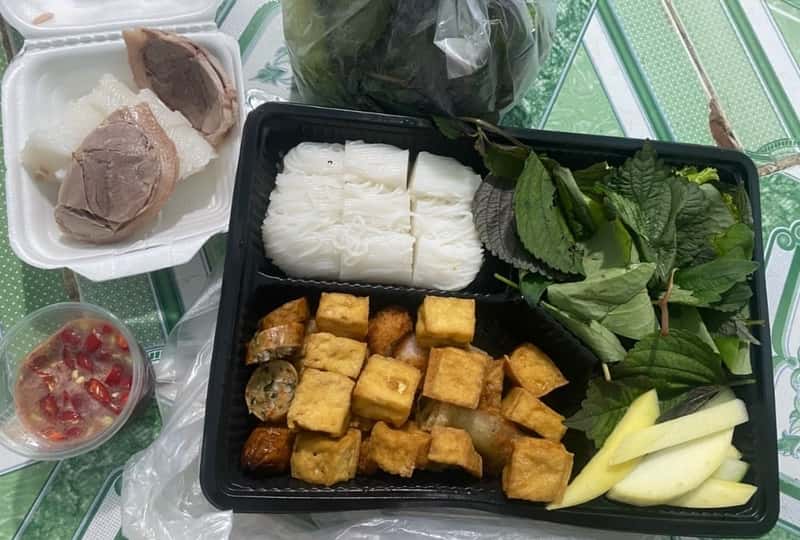 KHÔNG GIAN QUÁN BÚN ĐẬU 46 CAO BÁ NHẠ THOÁNG ĐÃNG VÀ SẠCH SẼ