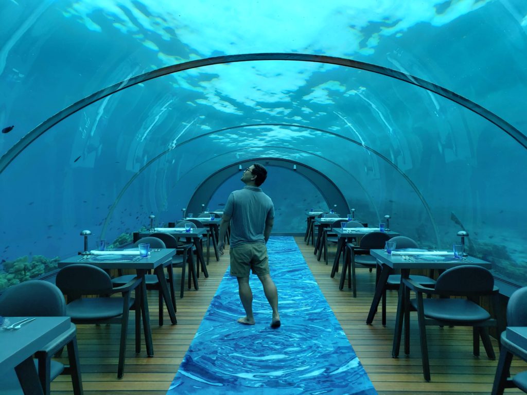Maldives 5.8 undersea restaurant