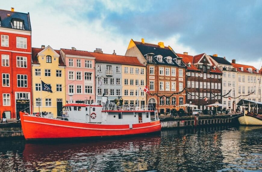 8 Happy Countries to Reside In (And 3 You May Want to Avoid)